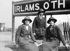 https://commons.wikimedia.org/wiki/File:Women_Railway_Workers_during_the_First_World_War_Q109840.jpg