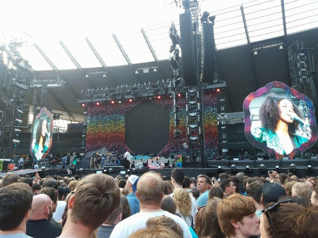 Lianne La Havas supporting Coldplay at Etihad Stadium, Manchester