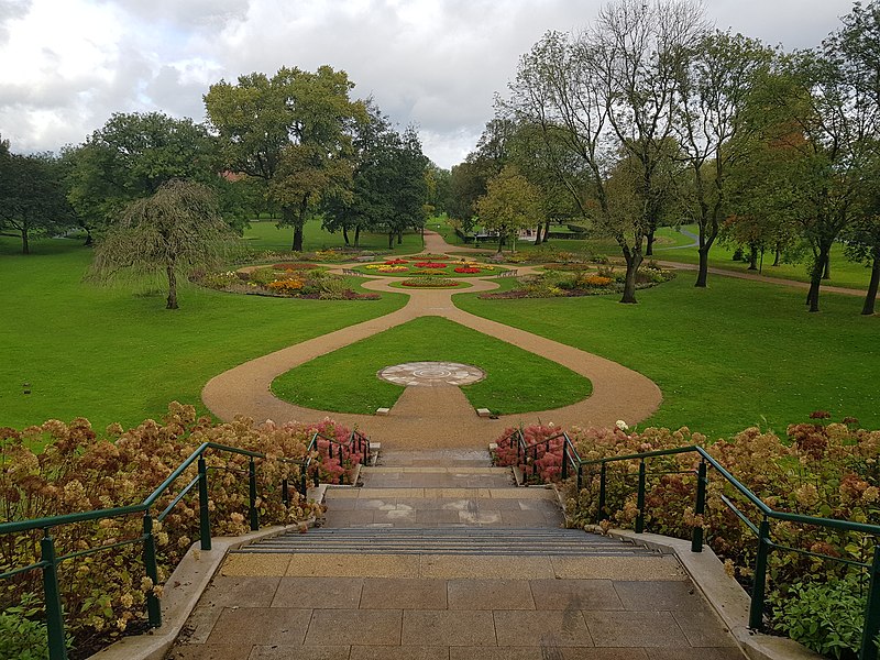 Image credit: https://commons.wikimedia.org/wiki/File:Peel_Park_from_behind_Salford_Museum.jpg