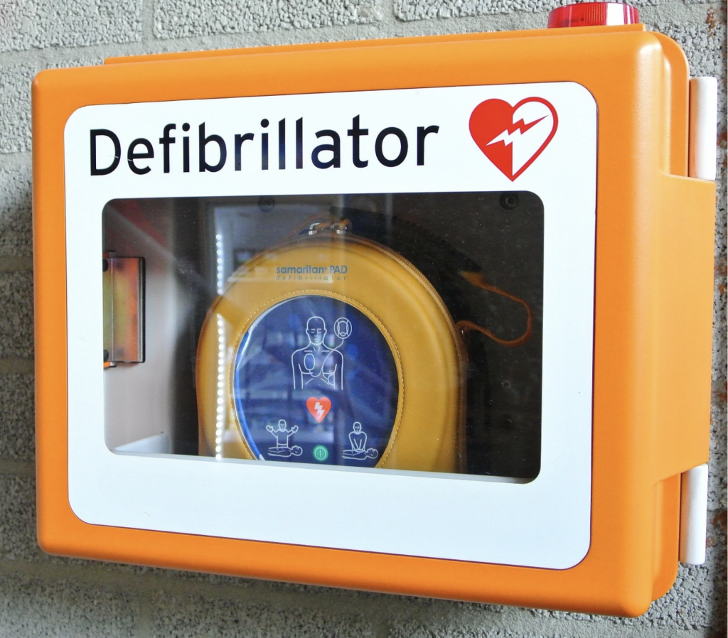 https://upload.wikimedia.org/wikipedia/commons/a/a0/Defibrillator-809447_1920.jpg