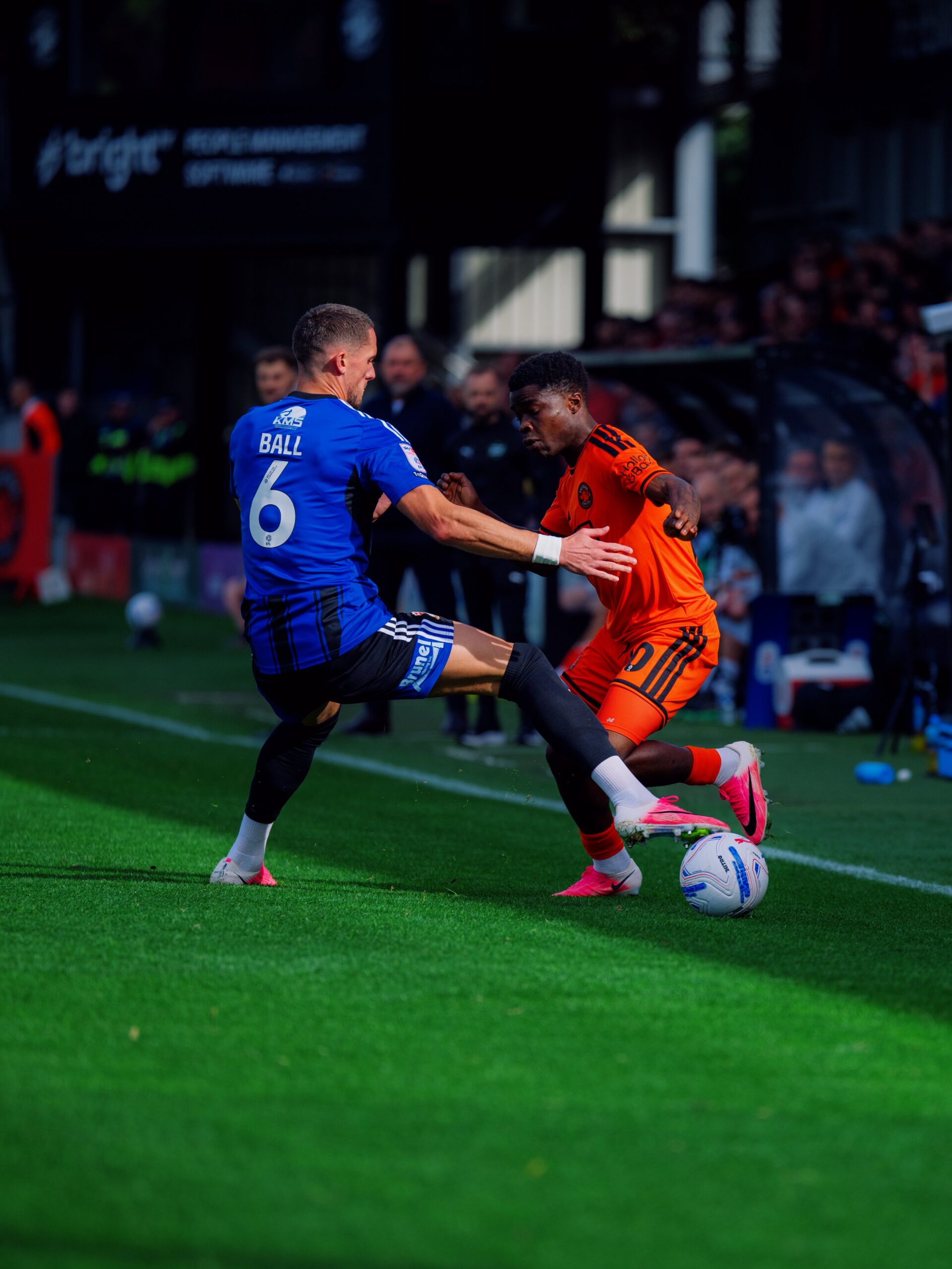 Powell da triunfo clave a Salford City con golazo